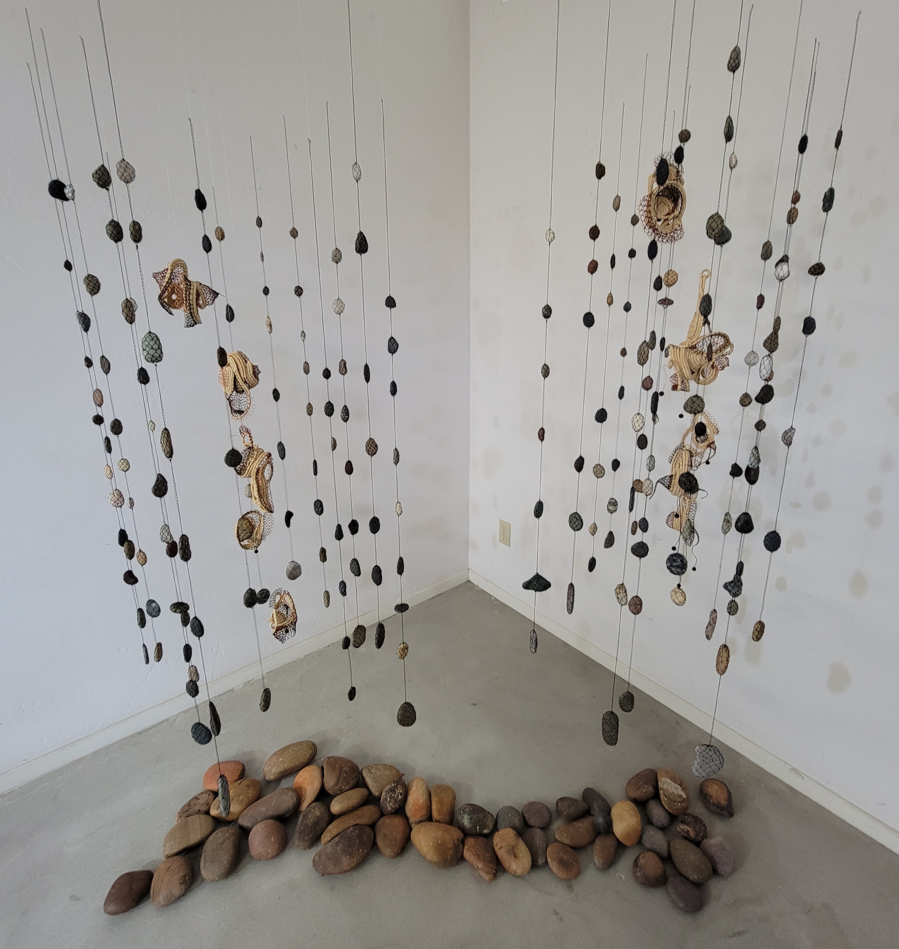 Polly Jacobs Giacchina, The Middle, 2023. Wire, stone, raffia and monofilament. , 96” x 55” x 32”.